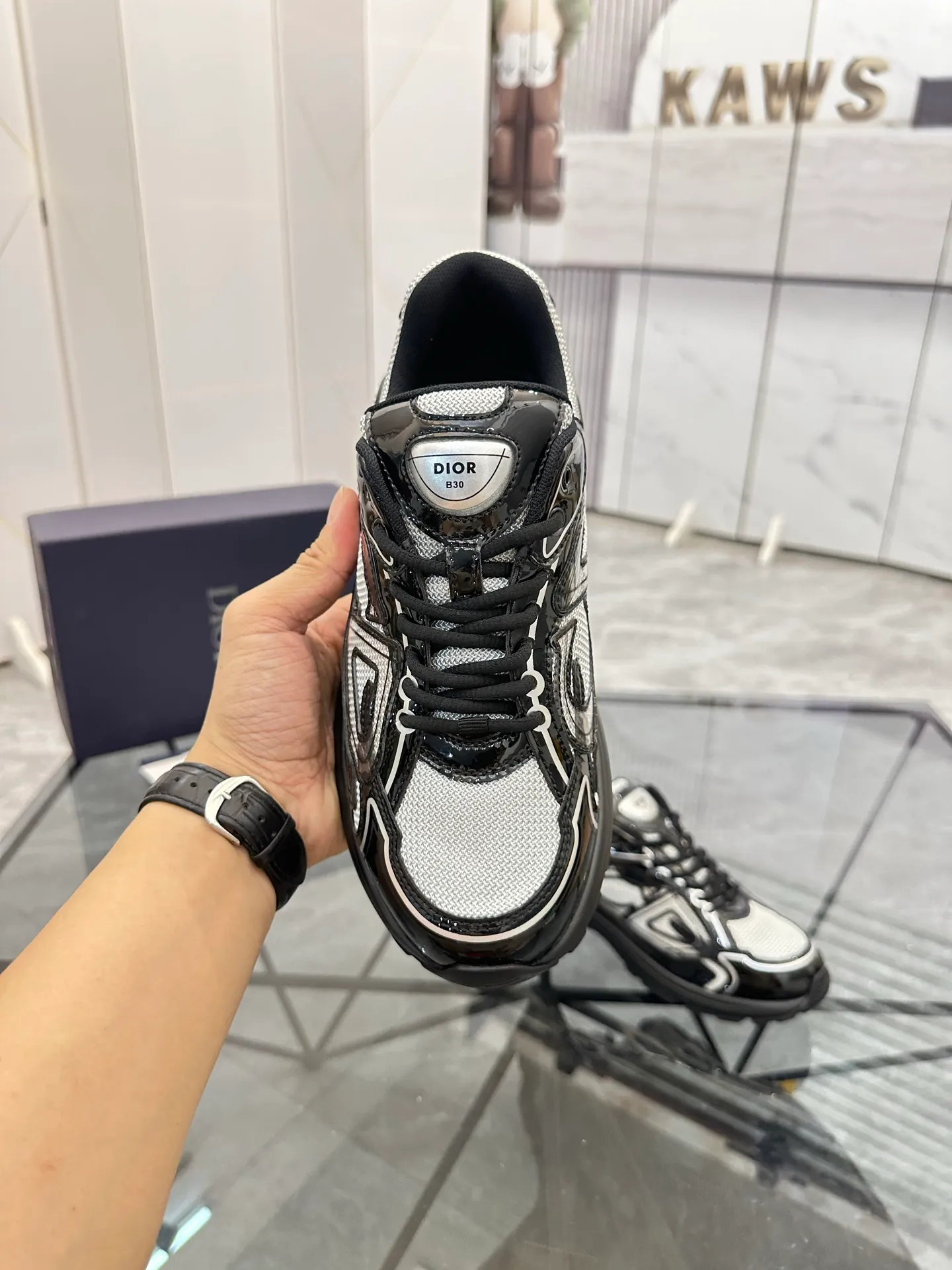 Men's shoes: 💰P400¥ Available in Guangzhou Product trademark: Dior* "Dior*" low-top casual shoes Regular size: 35-46 (can be customized to 47) Couple style Product materials: Upper imported cowhide stitched with original fabric, breathable lining, ultra-light foam original outsole. No.: 007